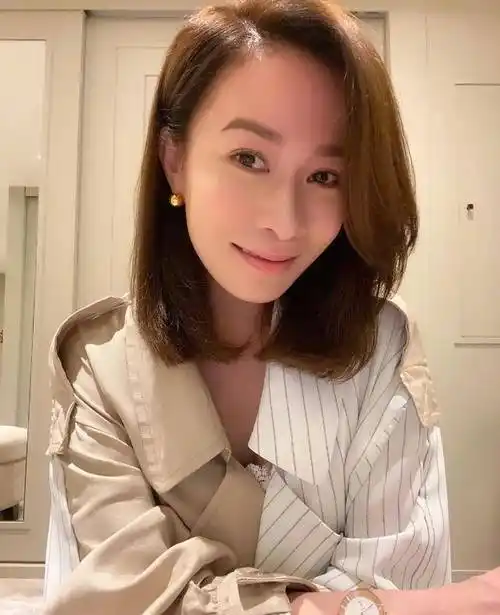 44岁女星佘诗曼近照,曾透露不缺"恋爱"但不想结婚,至今还单身_生活