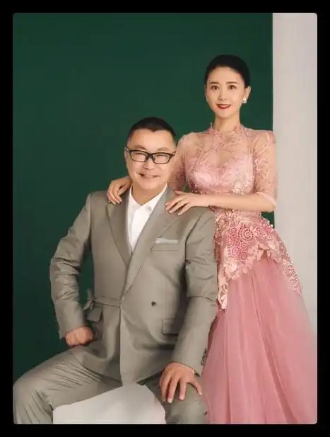 尹相杰妻子庆结婚一周年公开唯美婚纱照连换4套礼服身姿婀娜