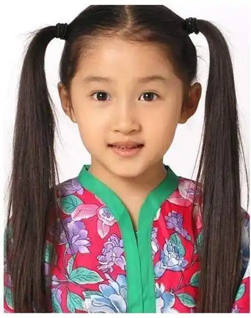 关晓彤晒幼儿时期萌照,大眼睛炯炯有神,颜值超高像极了洋娃娃