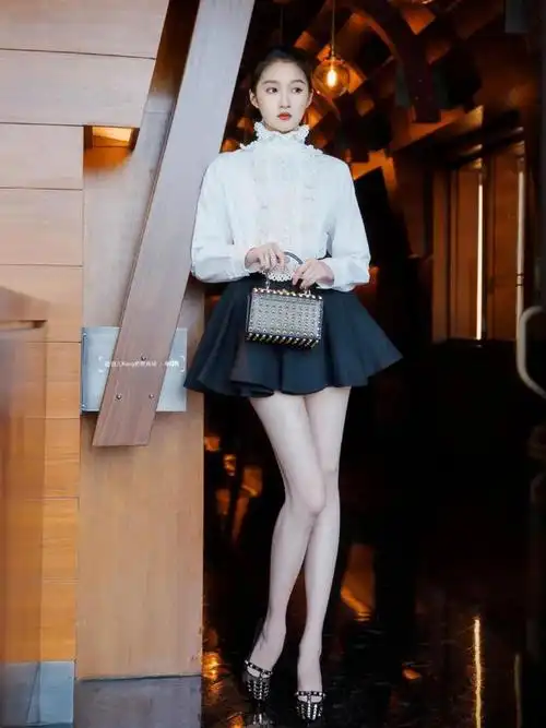女明星展示修长的美腿短裙一定必不可少