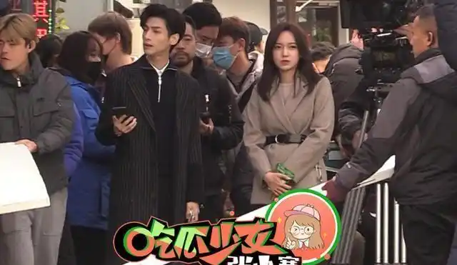 罗云熙手不离剧本超认真 与程潇搭戏配一脸