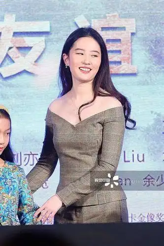 刘亦菲都胖成这样了,竟然还可以心安理得吃火锅