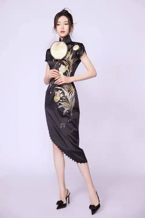 39岁的唐嫣,黑色旗袍金色印花,性感身材女人味十足!_状态_花纹_王牌