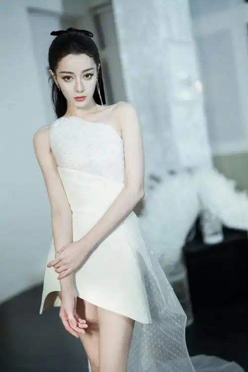dear-迪丽热巴穿着antonio grimaldi白色高定礼服出席品牌活动,别致