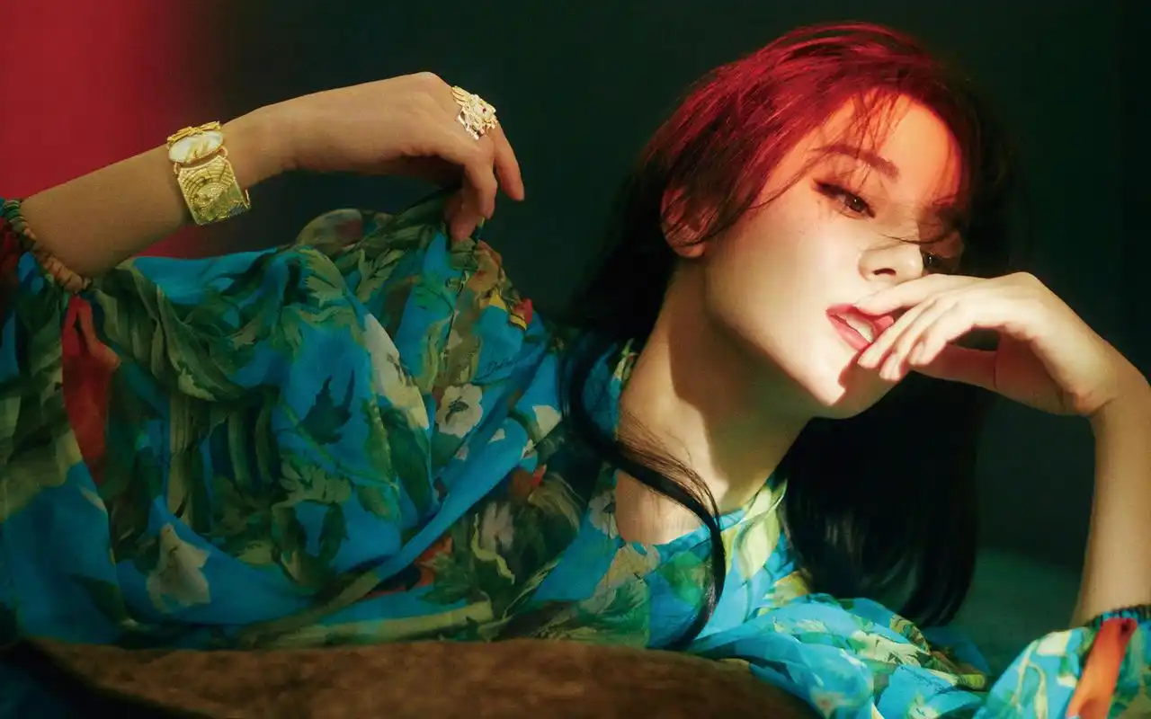 迪丽热巴杂志写真高清桌面电脑壁纸