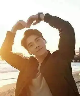 直男看到就皱眉,却深受小姐姐痴迷的「比心」手势是怎么来的?