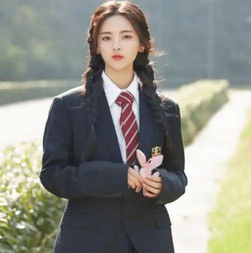 原创杨超越穿衣风格也转型故意反穿短裤意外引00后模仿