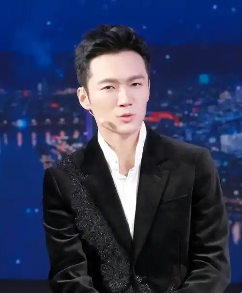 张韬:再次与任鲁豫搭档,作为2023秋晚主持人接受央视新闻专访_裴飞