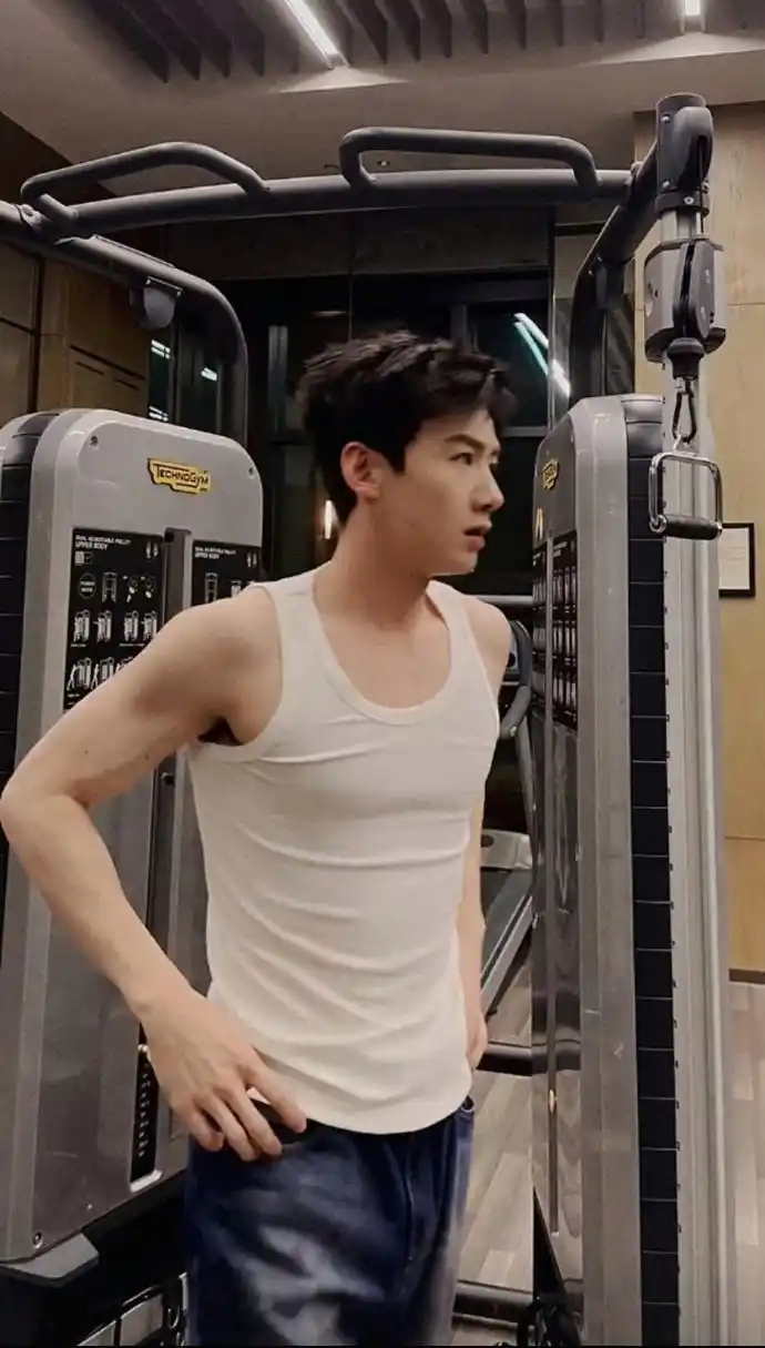 白敬亭这身材才是男生应该有的[打call][awsl][心],我也想要这样的