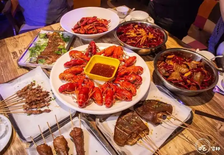 这家音乐主题夜宵店20年就搞了3个口味等你下班才开门