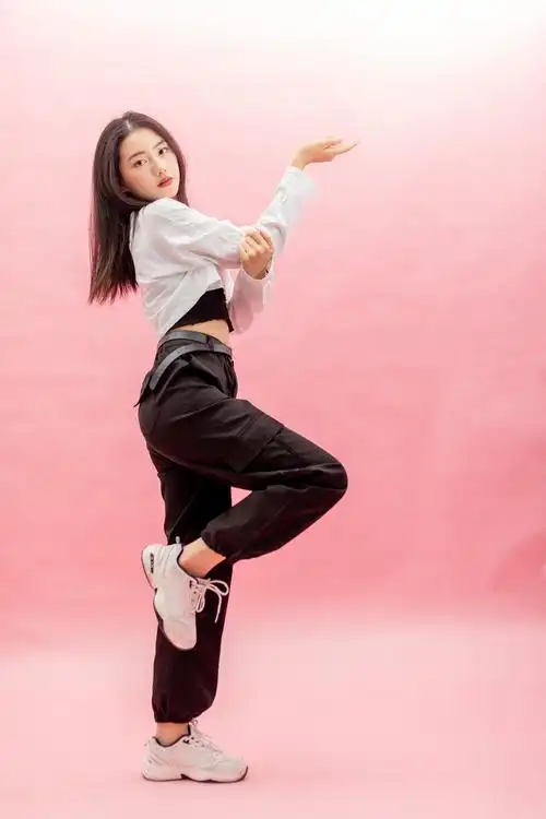 爵士街舞青年女生跳舞技巧动作