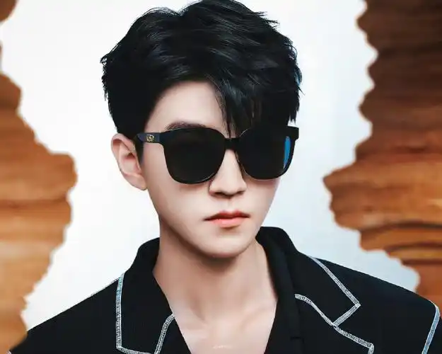 王俊凯分享墨镜自拍##王俊凯墨镜怼脸自拍