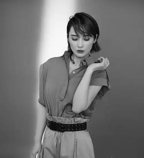 被蒋勤勤惊艳到了,牛仔上衣搭配灯笼裤个性十足,减龄又气质