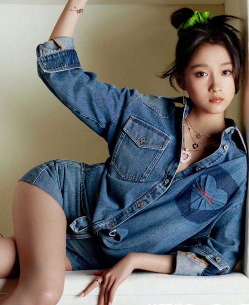 关晓彤最新杂志曝光,关晓彤超大蝴蝶结亮相,演绎多种风格造型