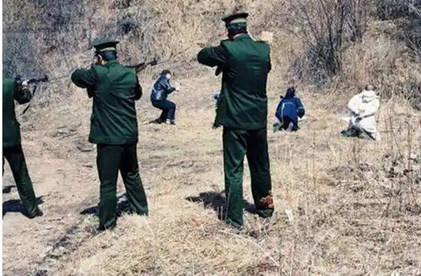 人民法院在交付执行死刑前,应当通知同级人民检察院派员临场监督.