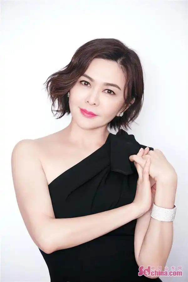 关之琳优雅亮相慈善盛典露肩纯黑长裙诠释极简美学