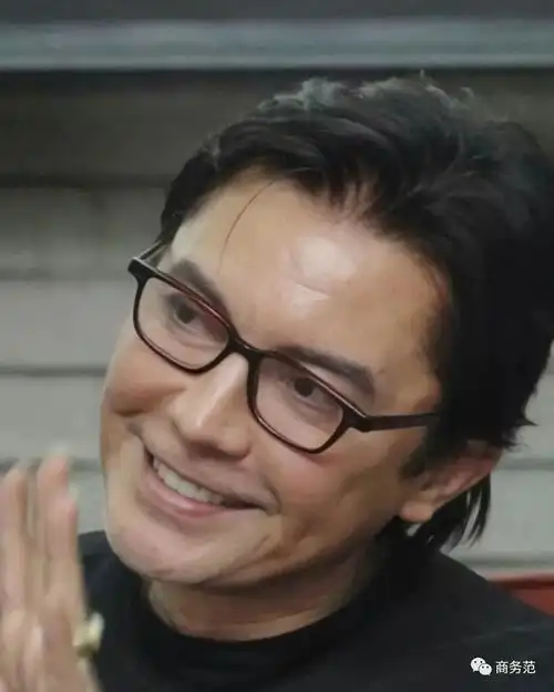 从上了一点年纪的照片里,的确能看出他的牙齿能轻松打败90%的同龄人.