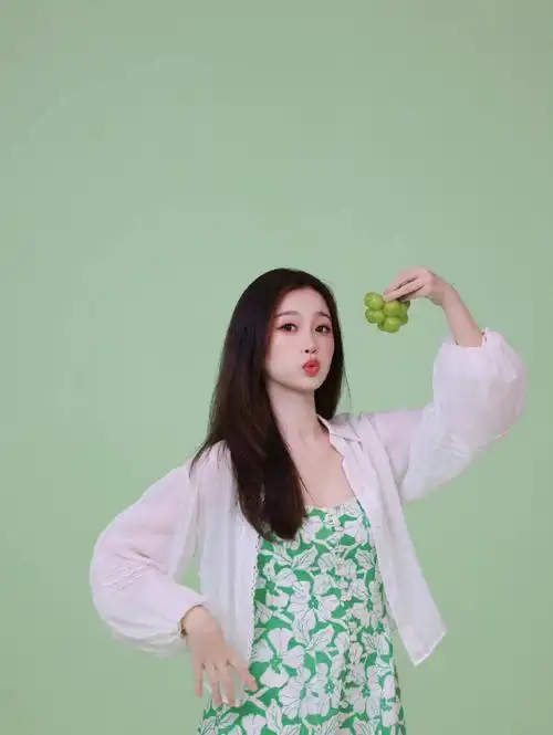 虞书欣绿色碎花吊带裙,清新氧气感十足95p5是可爱小猪吧94我宝真