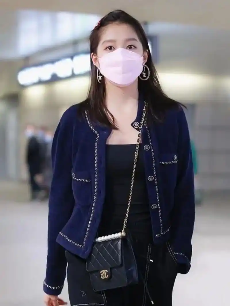 关晓彤穿搭真挺"潮"的,服装休闲也显高级气质,照着穿也不出错