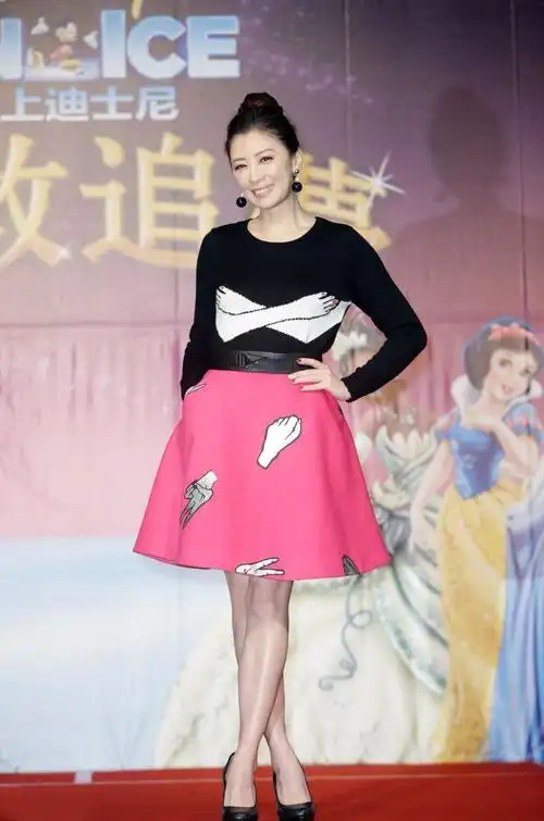 贾静雯浑身都是手看了衣服忍不住笑出声