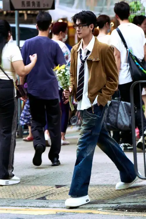 杨洋街头酷boy##杨洋街头手捧鲜花