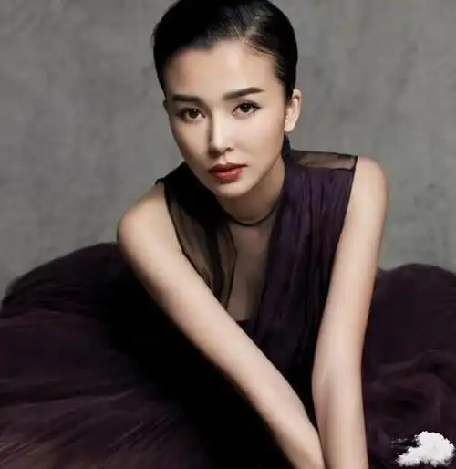 很想好好地谈恋爱,但谁知王颖被网友们扒出不少黑料,王颖是"美空网