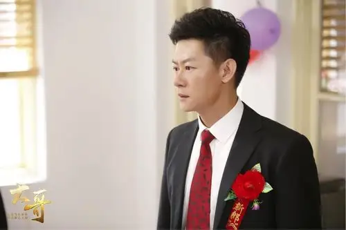 当天艳阳高照,演员们在现场一遍遍试戏,走位,有一丝不满之处,都默契地