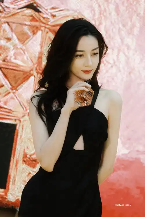 迪丽热巴超话#迪丽热巴镂空黑裙#闻香识美人@dear-迪丽热巴