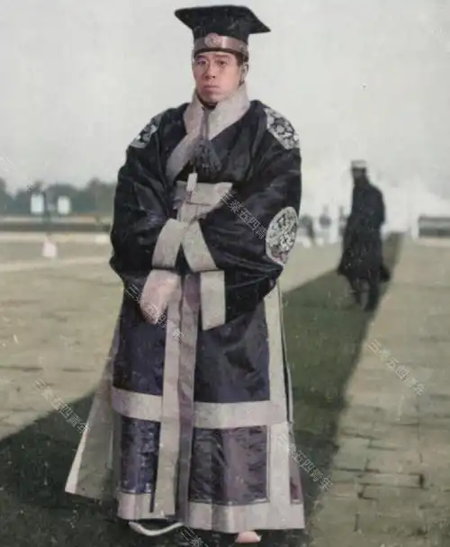 1915年,袁世凯登基现场,戴眼镜一脸斯文叫杨度,称他为旷代逸才