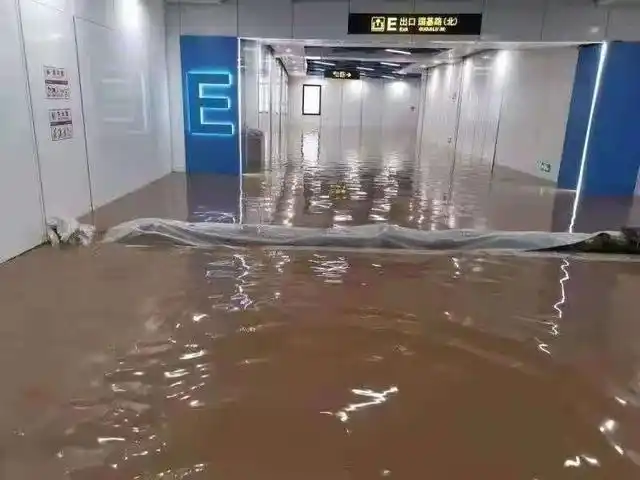 郑州特大暴雨导致地铁站被倒灌多站点临时关停