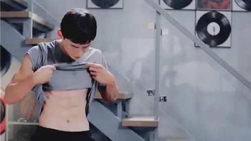 之前一直觉着,白敬亭的身材过于干瘦,但是看了白敬亭的手臂肌肉和腹肌