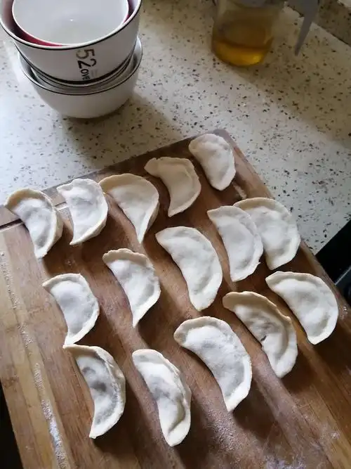 小孙子自己包饺子