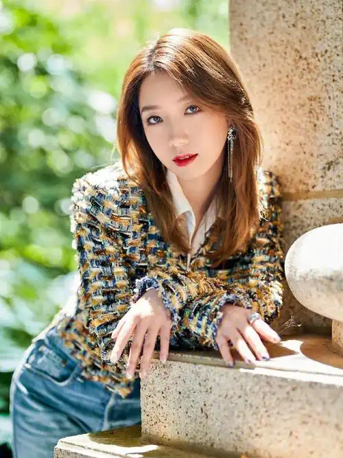 孟美岐粗花呢外套造型