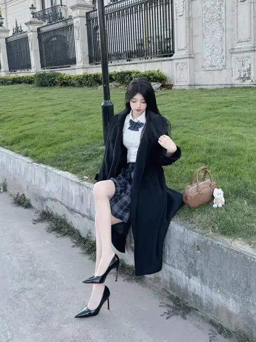 今天的一身秋冬穿搭:黑色大衣➕红底高跟鞋
带着点小轻熟又不失青春