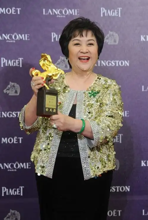 甄珍哪像是40后,70来岁气度风骨闪耀,打扮珠光宝气也不显俗