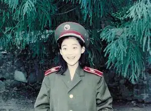 梅婷童年旧照片曝光回忆第一次穿军装附图