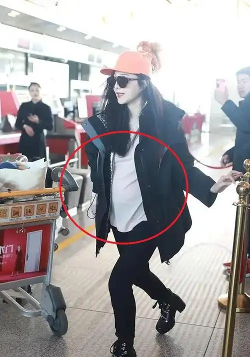 范冰冰现身肚子凸起太多像"孕妇",身材发福明显