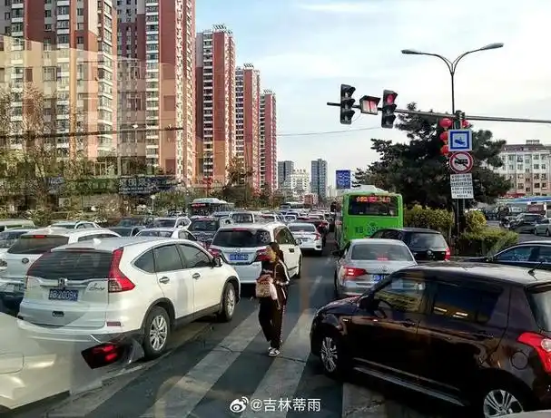 网友反映吉林市吉林大街一路口晚高峰时段不放行