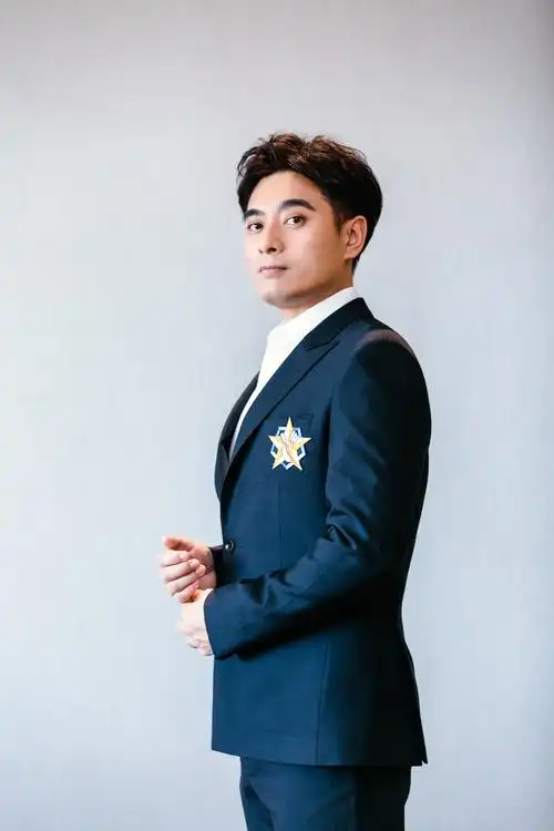 陈龙亮相品质盛典不忘初心为"青梅"马伊琍颁奖