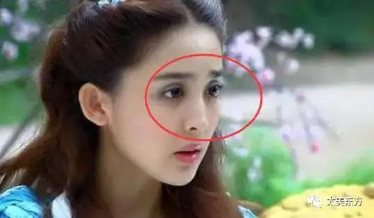 在《轩辕剑》这部剧中,娜扎是驼峰鼻,虽然不明显,但还是能看出来鼻梁