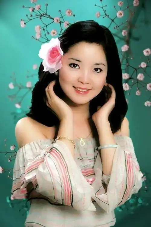 邓丽君的演唱吸取了中国民间歌曲和民间戏曲.