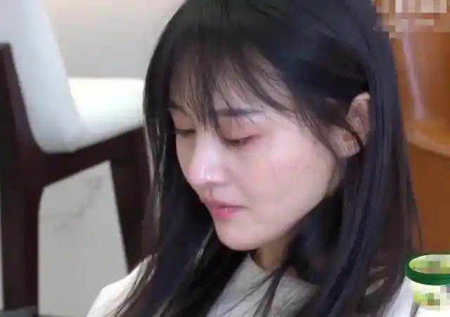 郑爽节目录制中途"大哭",谁注意咋躲开镜头的拍摄?全网心疼