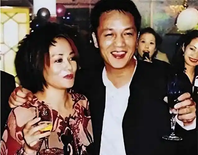 上海首富周正毅有多高调?"团灭"上海主持天团,服刑期间赚30亿