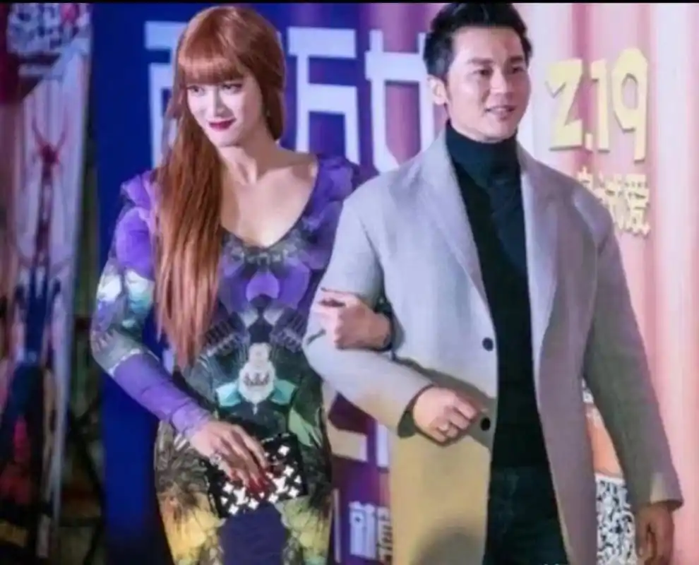 李晨登场与"新女友"同框,引众人瞩目!