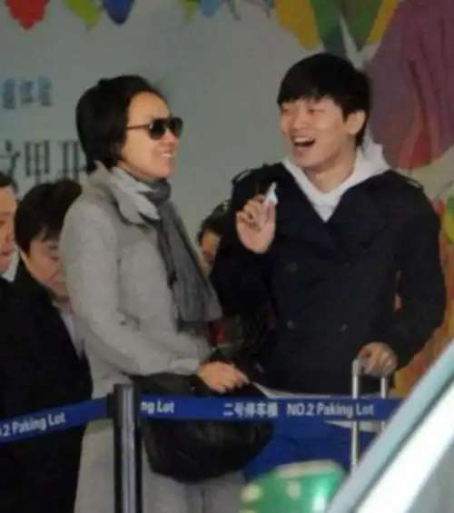 在与年轻英俊的男友王玮的恋情画上句号后,闫妮的人生又翻开了新的