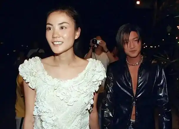 王菲和梁朝伟的罕见合影引发了人们的关注.