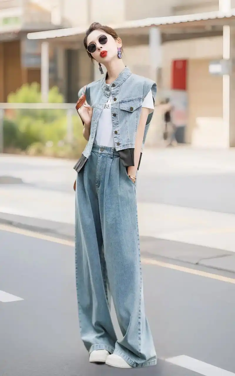 这款撞色拼接牛仔马甲搭配休闲牛仔阔腿裤,一整套显瘦显 - 抖音