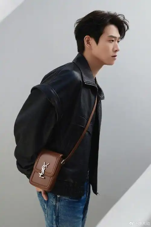 魏大勋晒了侧面背面照