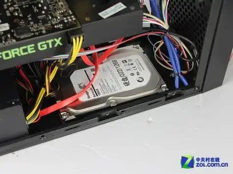 硬盘安装在了机箱底部