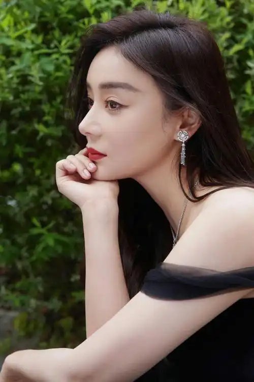 袁姗姗一字肩高开叉礼服##袁姗姗大波浪黑色高开叉造型